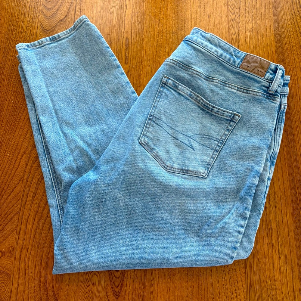 American Eagle Strigid Mom Jeans Light Wash High Waist Ankle Skimming 16 Short